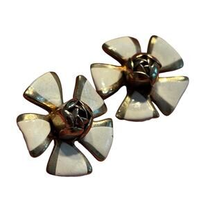 Screwback earrings preppy springtime white flowers on gold tone vintage 1970’s